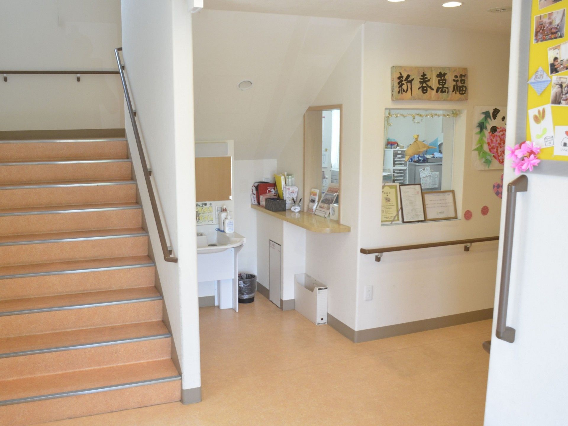 明るい受付と階段
