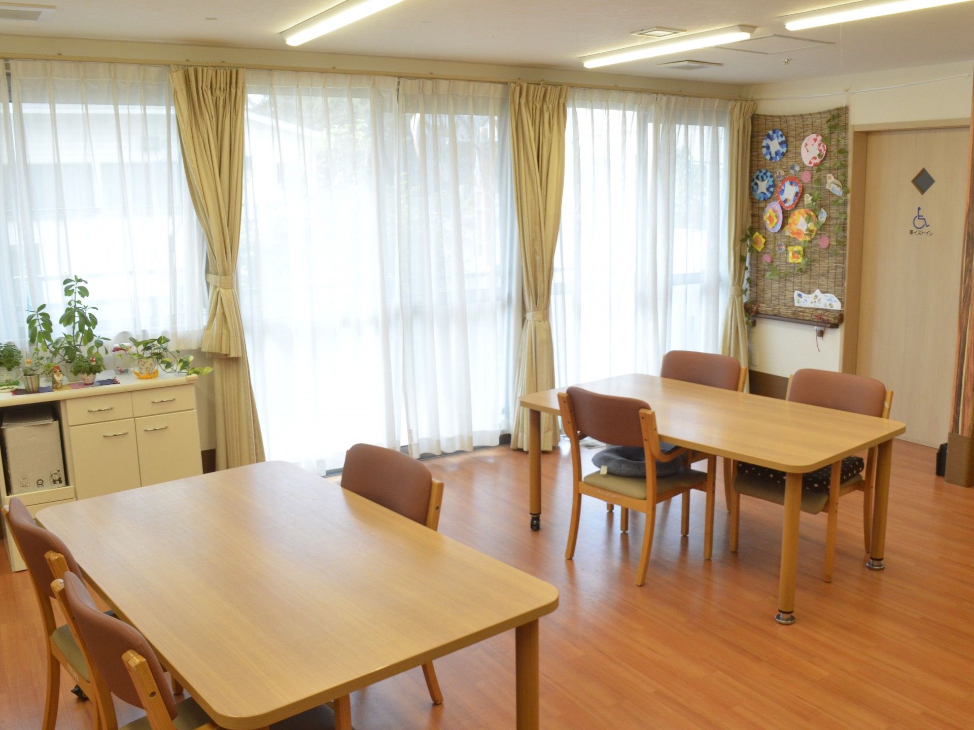 共有ダイニングで食事する様子