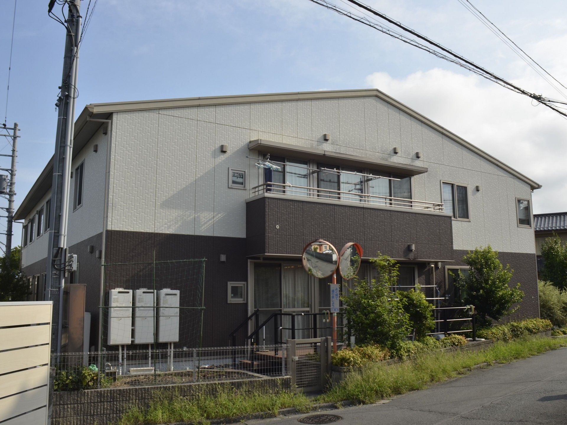ゆったりとした外観の建物