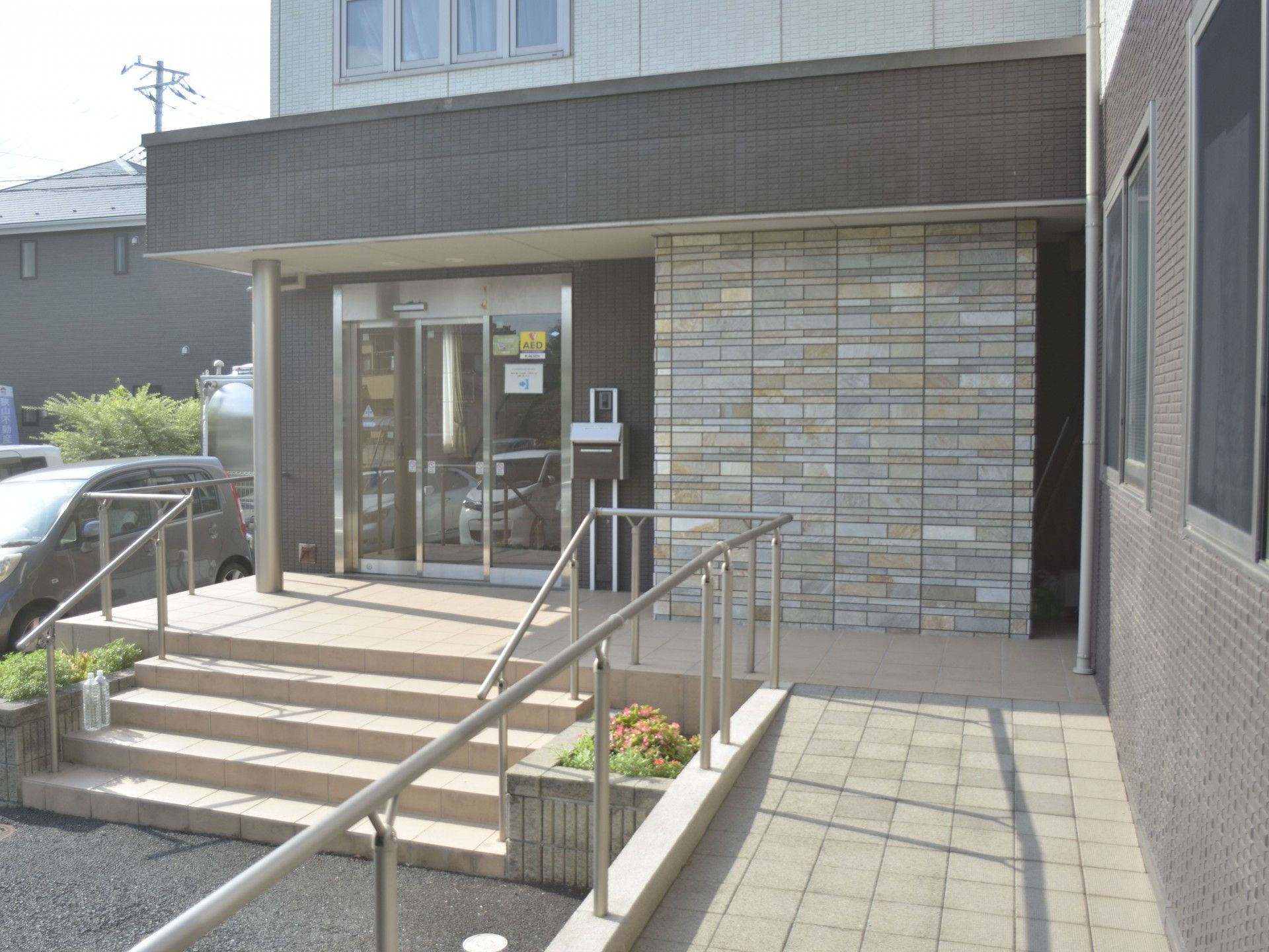 入り口のある建物正面