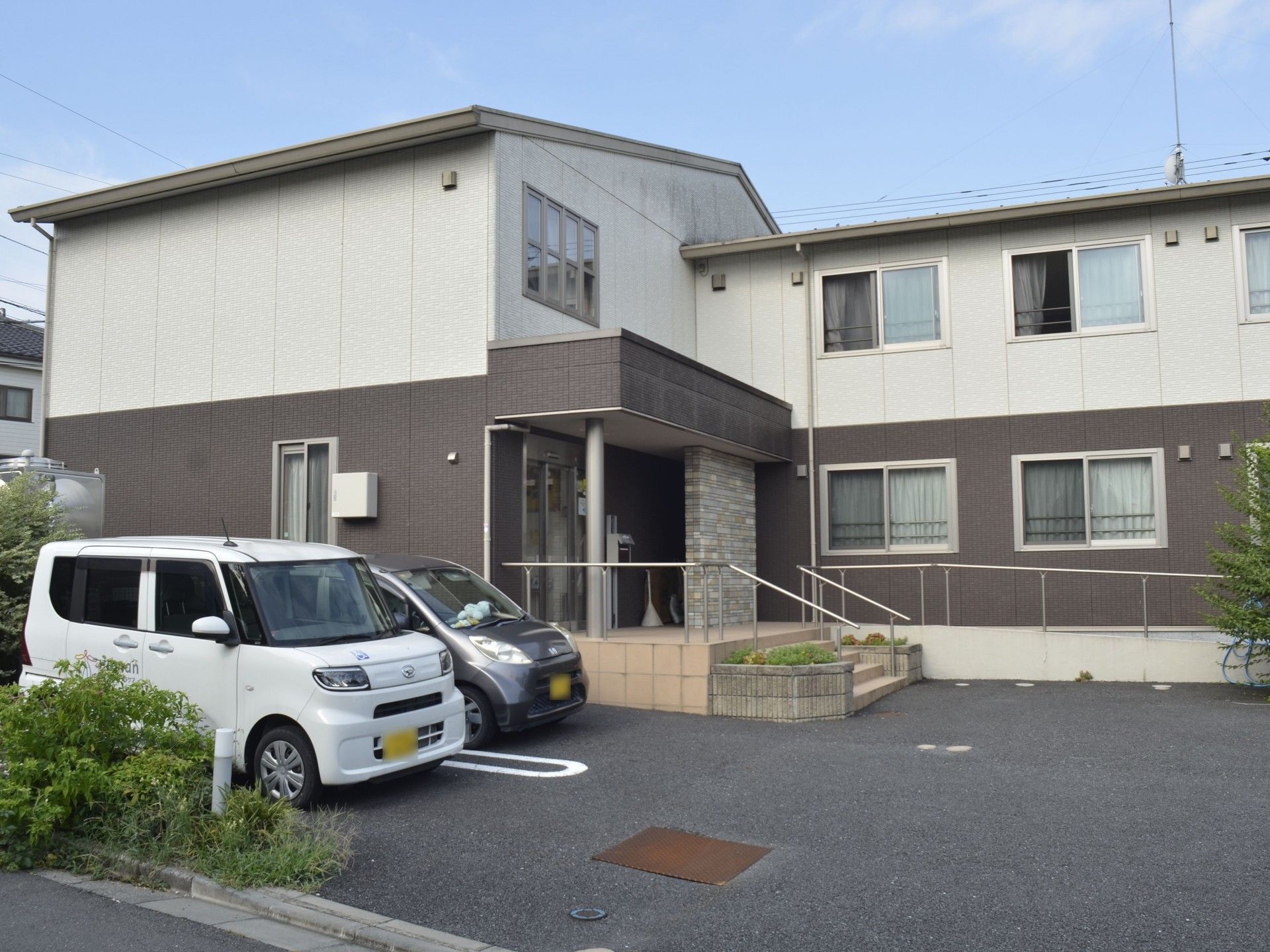 ゆったりとした入口の建物