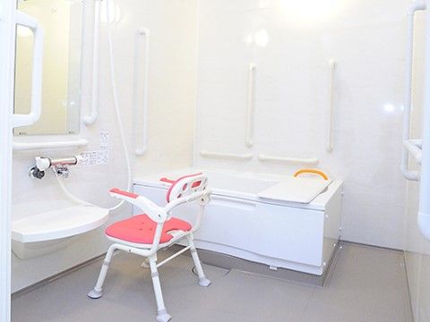 洗い場にはシャワーチェアが置かれている。シャワーを用いる時には手すりに掴まることができる。また浴槽に入る時にも手すりが近くにある。