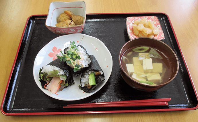 手巻き寿司と芋や豆の煮物と味噌汁のセット