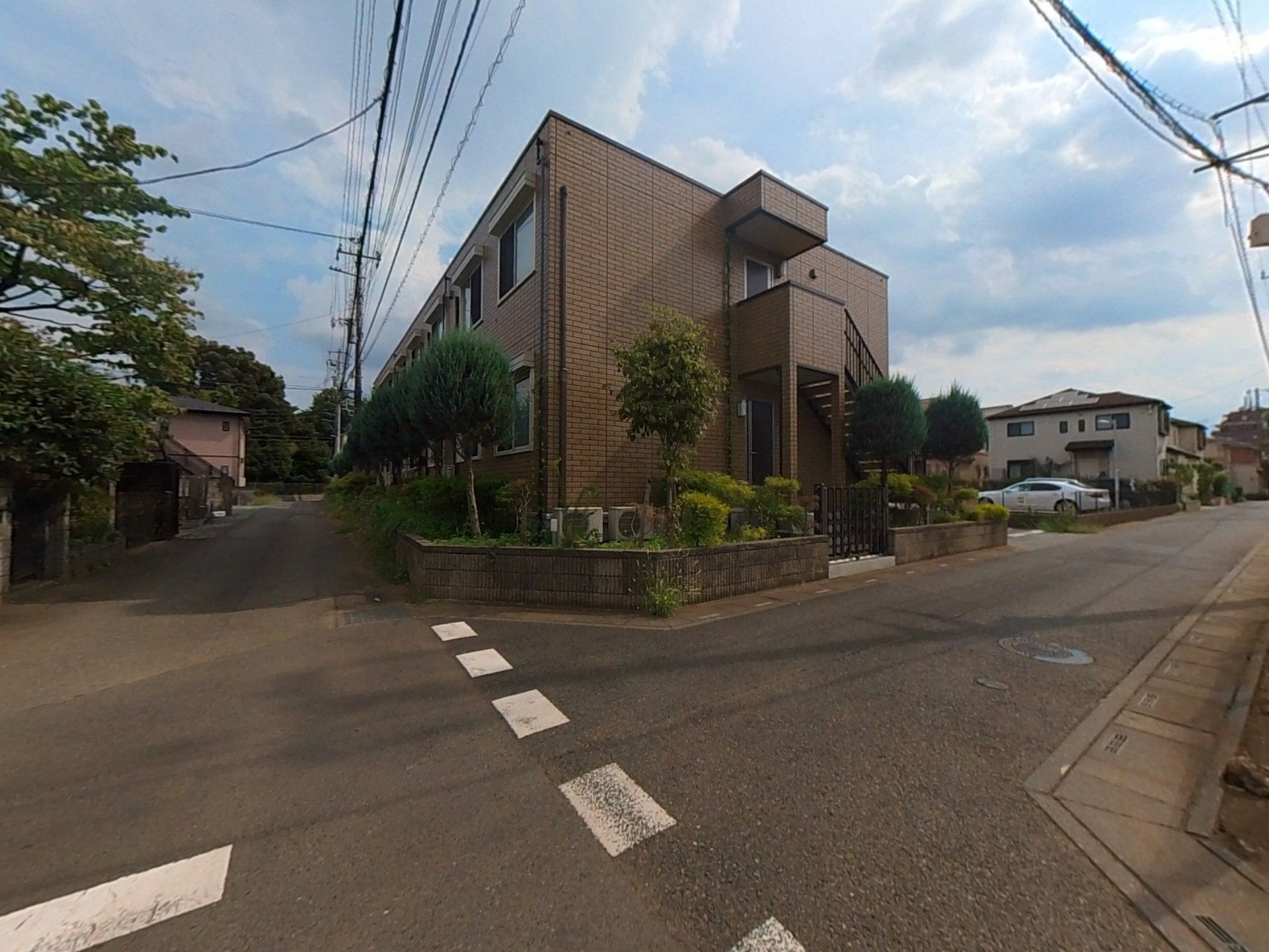落ち着いた外観の建物