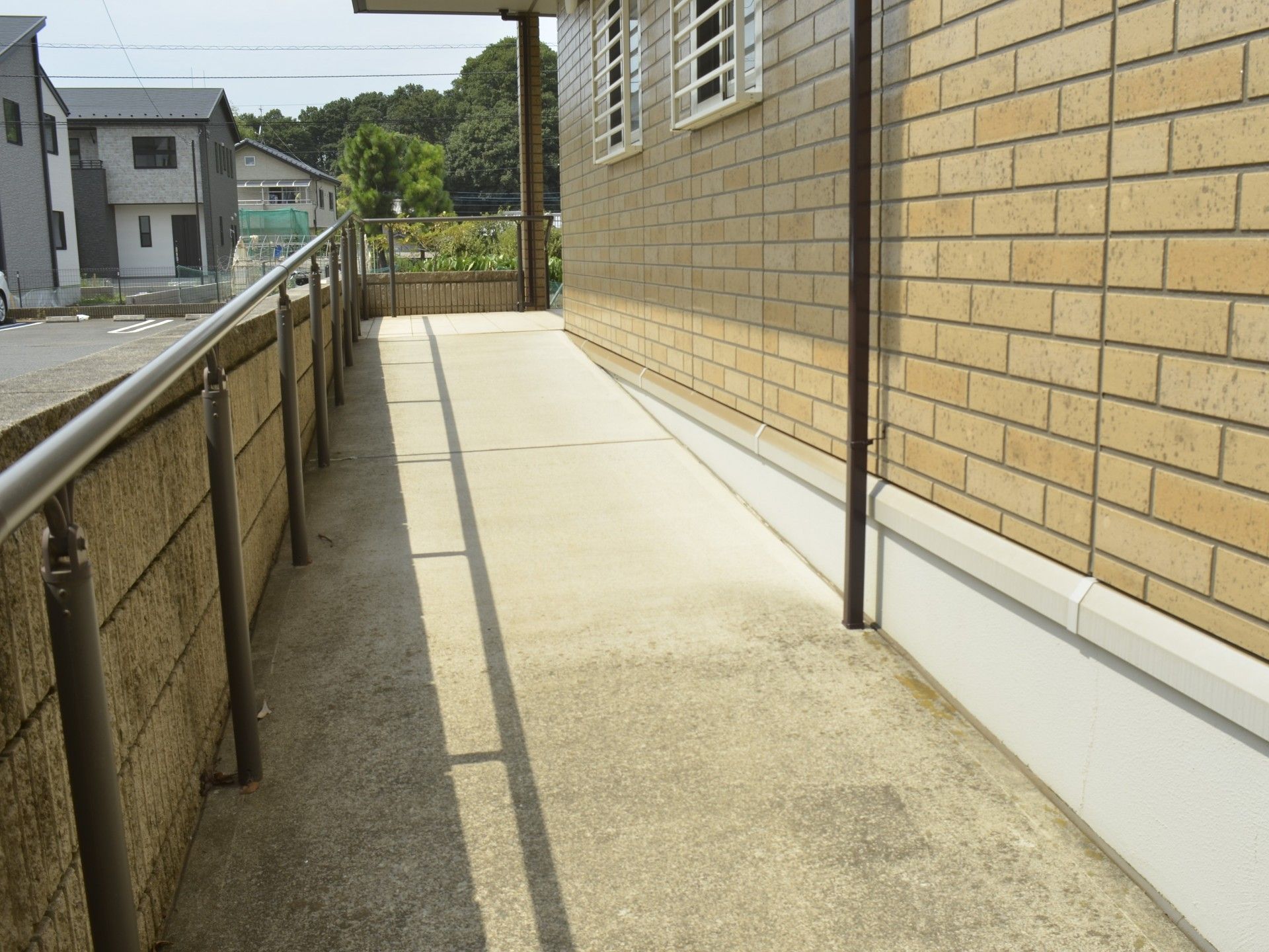 手すり付きの明るい廊下