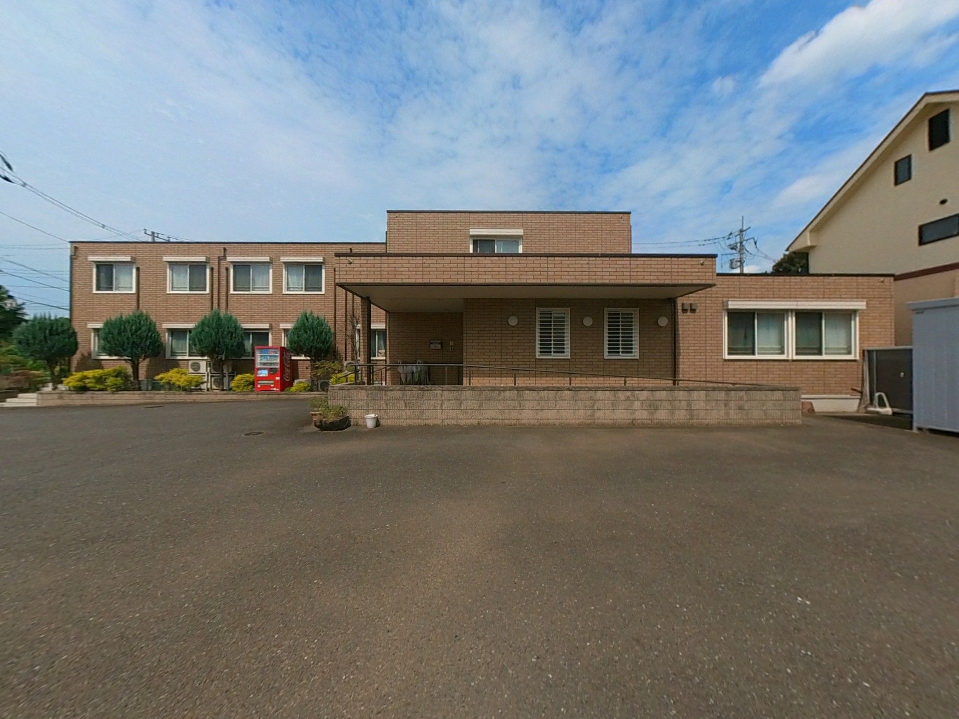 ゆったりとした外観の建物