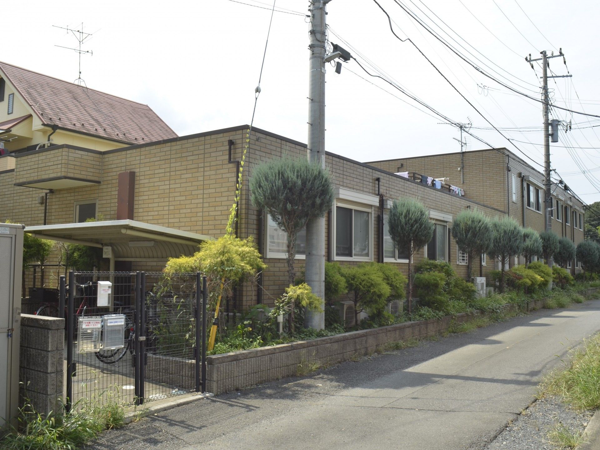 落ち着いた雰囲気の建物外観