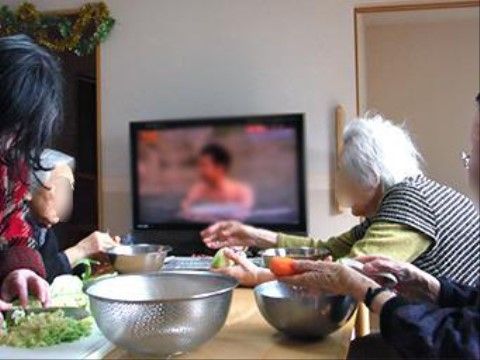 スタッフと共に入居者様が行っている、食事で使う野菜の下準備