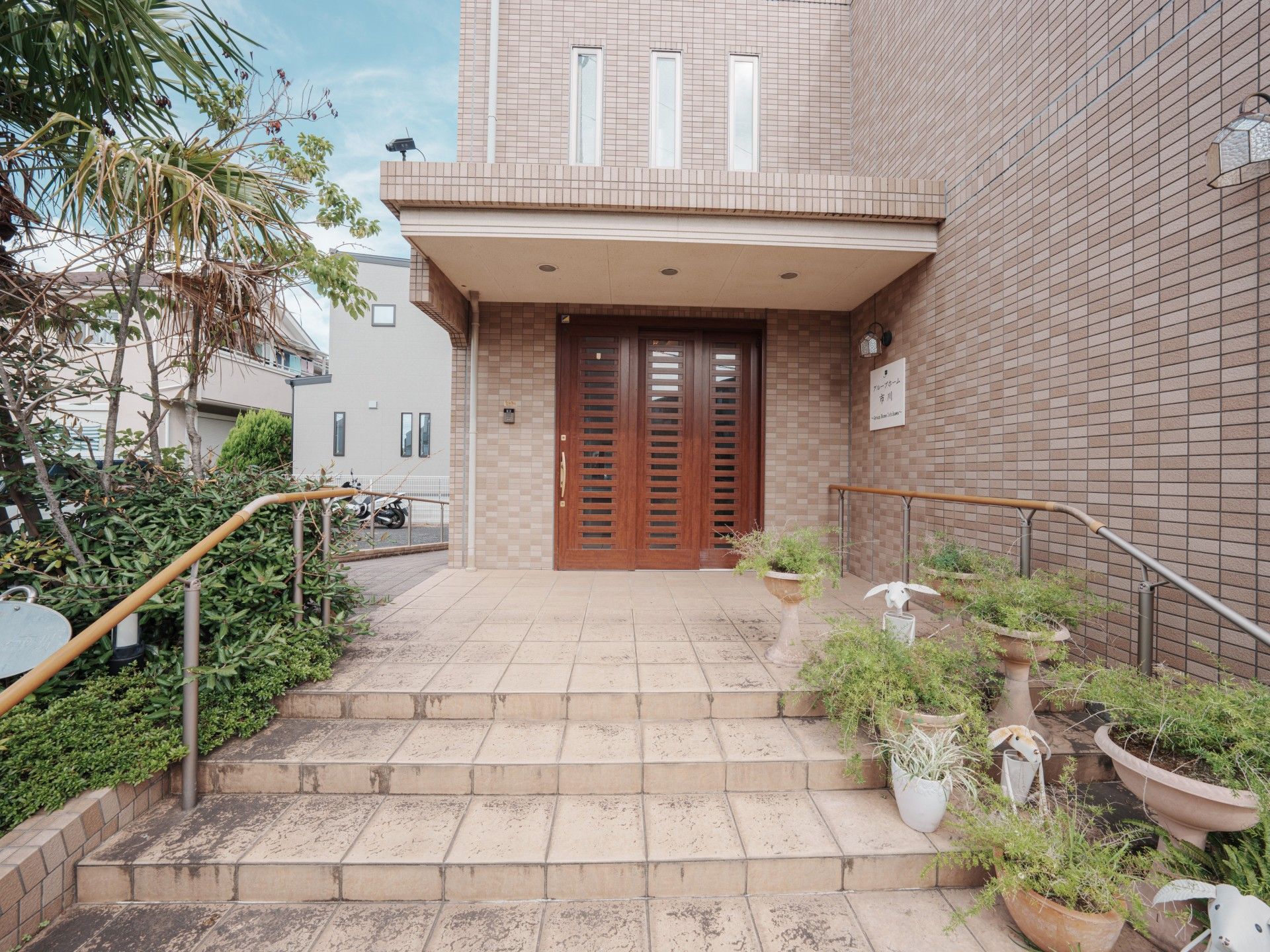 緑に囲まれた玄関