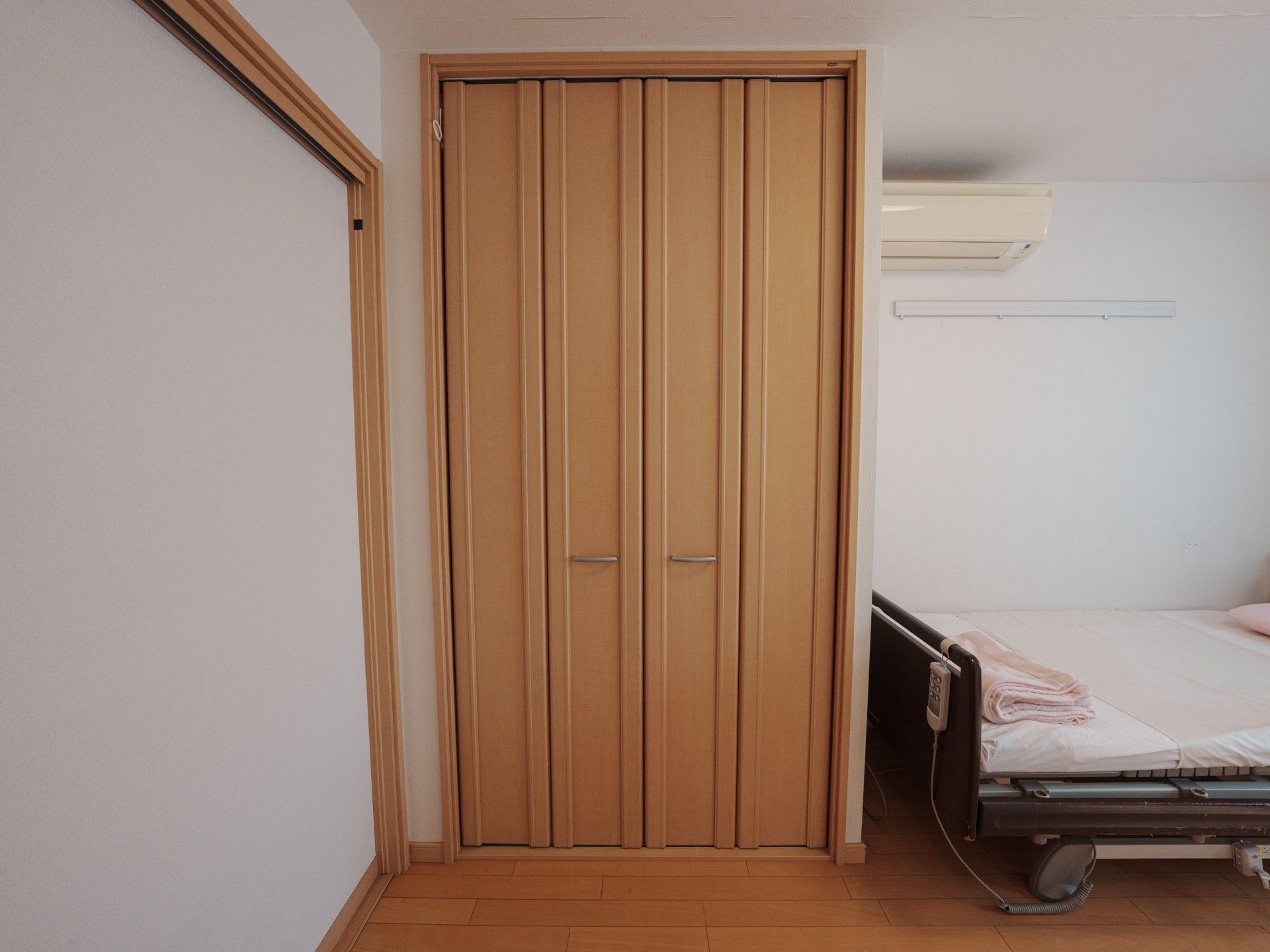 ベッドと収納のある部屋