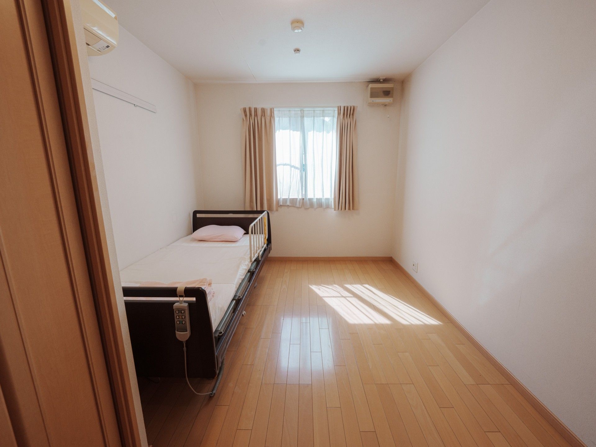 シンプルな個室の様子