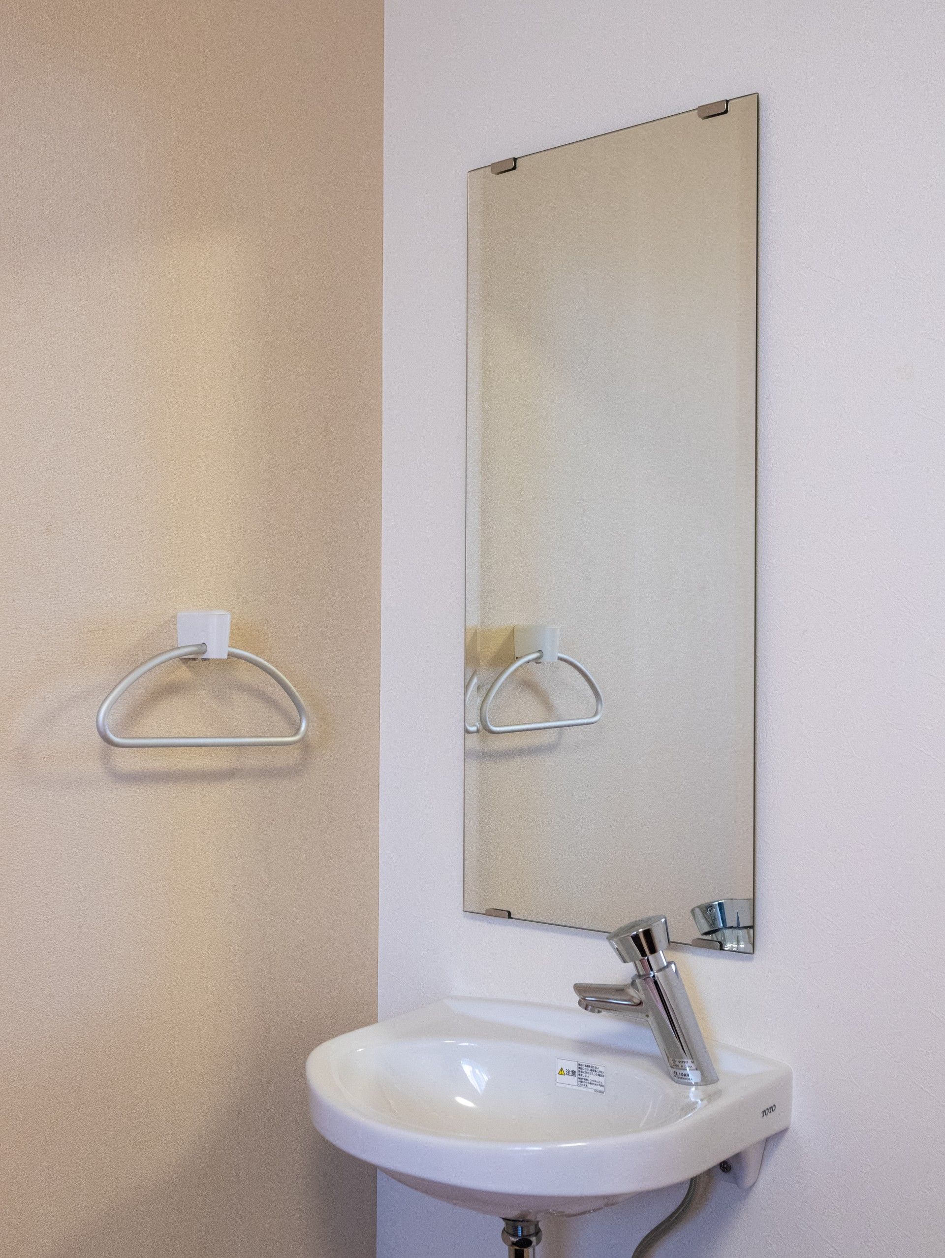 洗面台と鏡のある壁