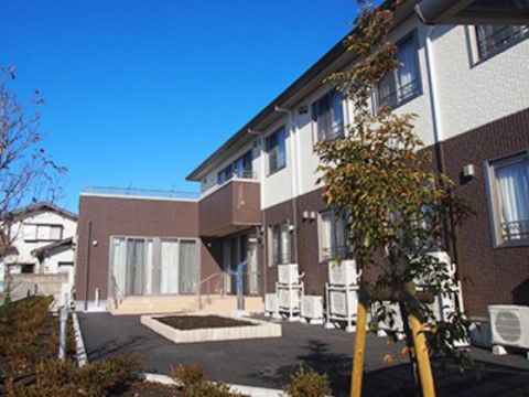 居室と中庭を望む施設外観