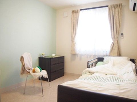 居室には窓があり、レースのカーテン越しに柔らかな日差しが差し込んでいる。エアコンが完備されているので快適に過ごせる。