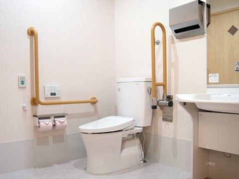 トイレは温水洗浄便座機能付きで快適である。緊急コールが完備されているので、安心して利用することができる。