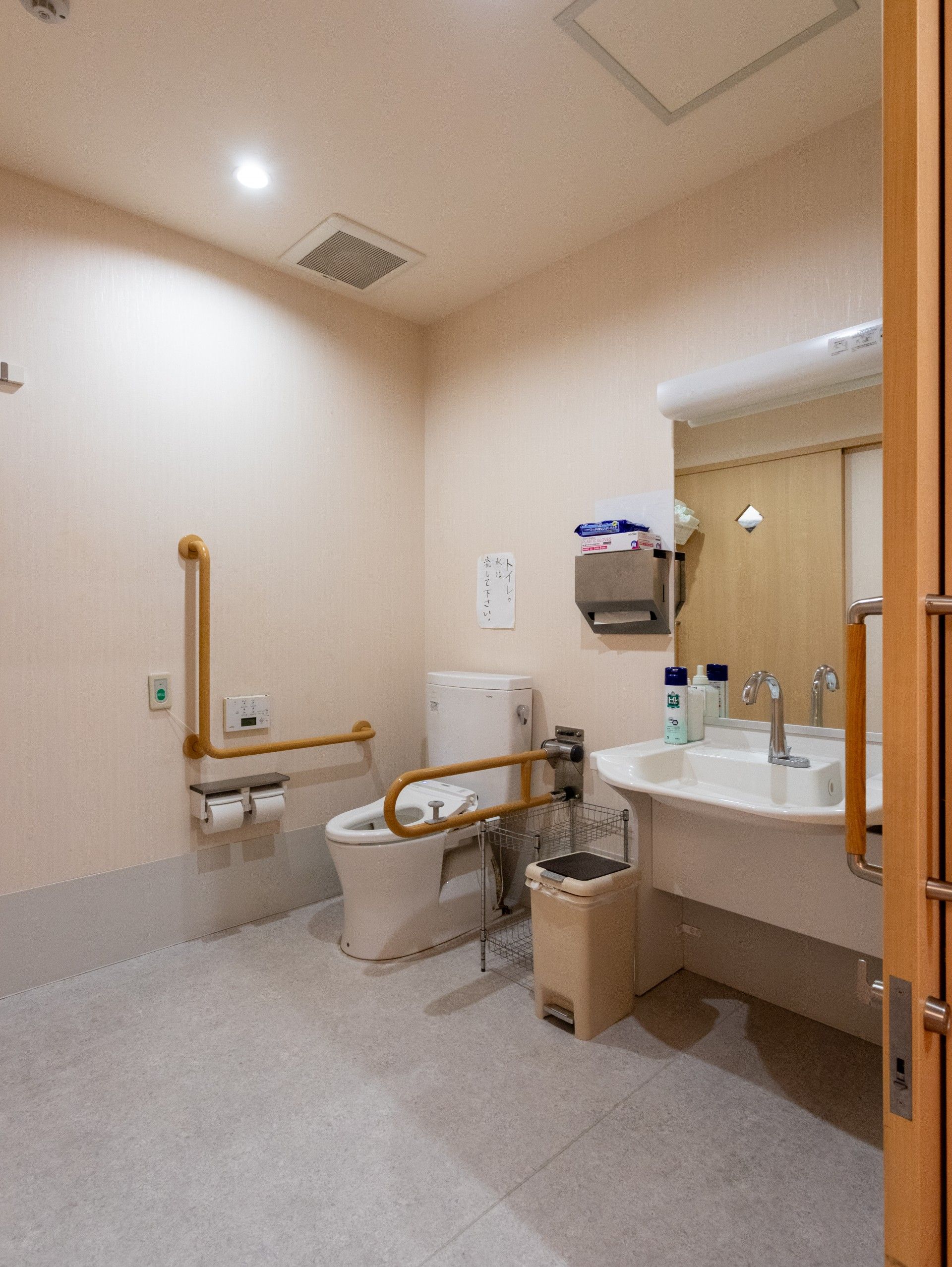 手すり付きの清潔なトイレ