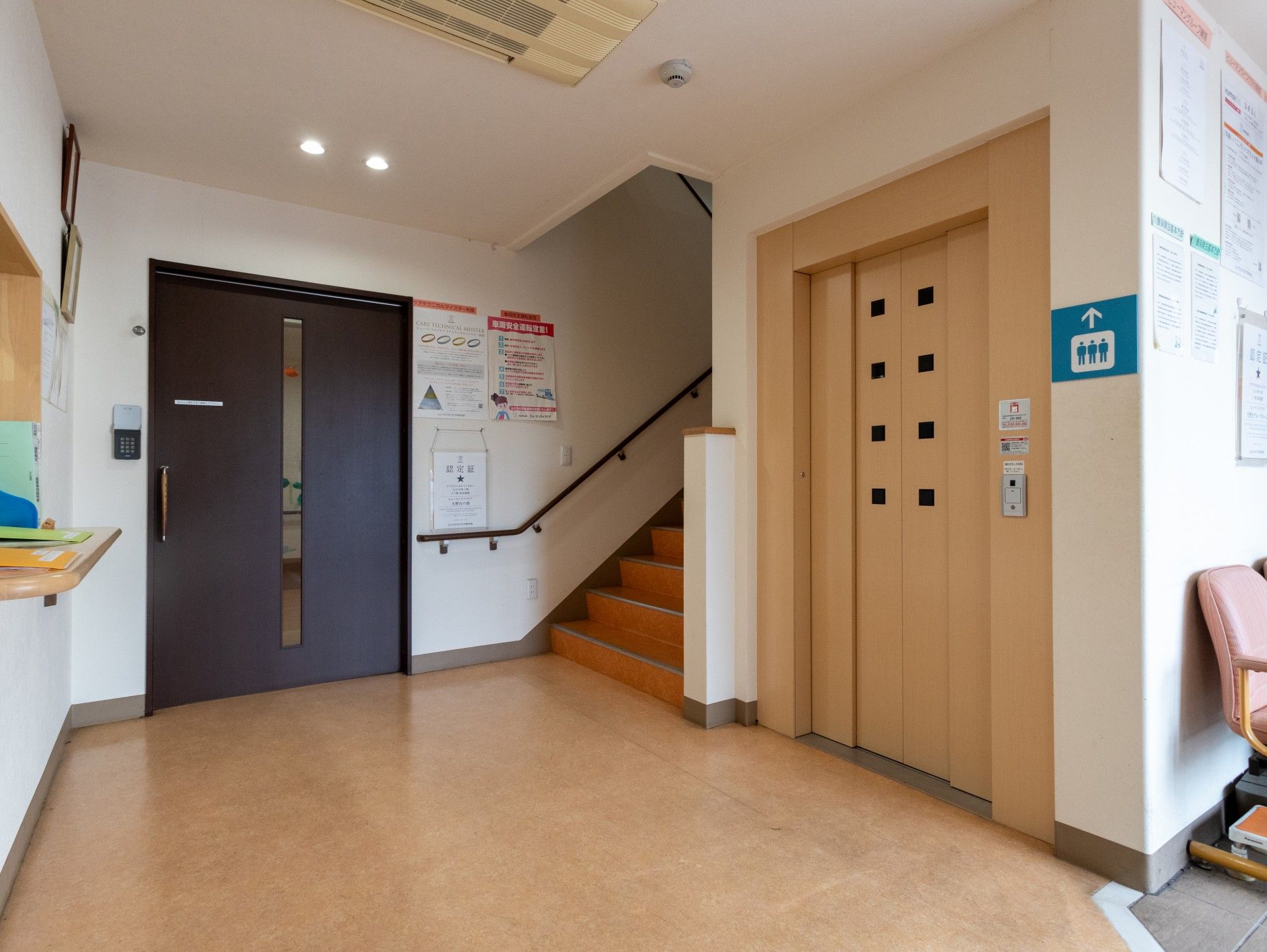 エレベーターと階段のある廊下