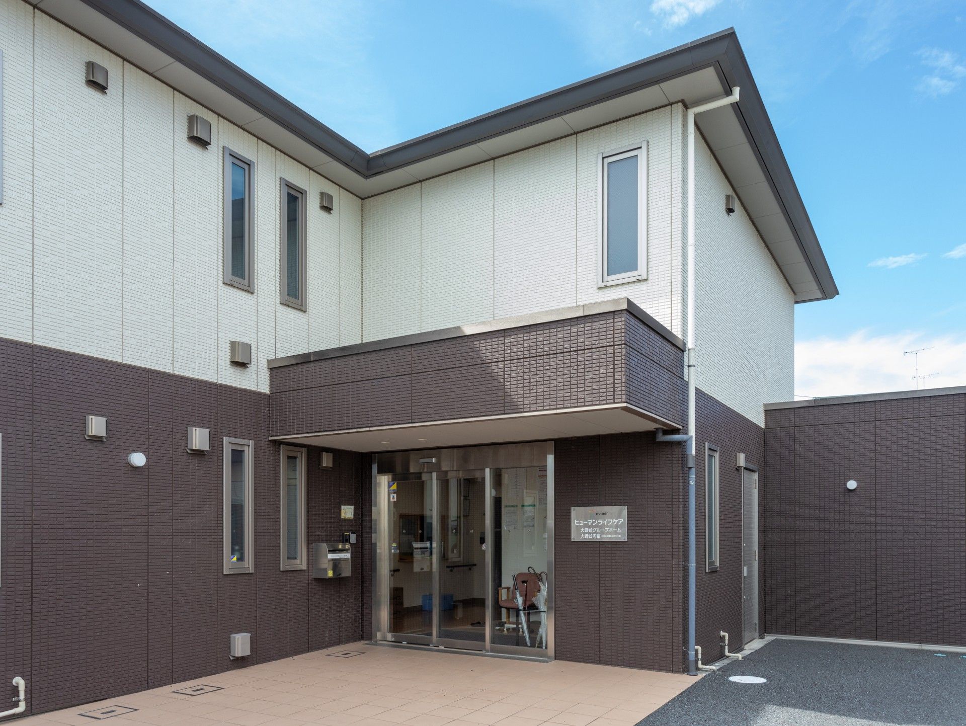 落ち着いた外観の建物