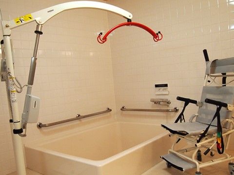 浴室はタイル張りになっており、浴槽の周囲には手すりが設置されている。リフト式の入浴設備が設けられ、介護用チェアが設置されている。