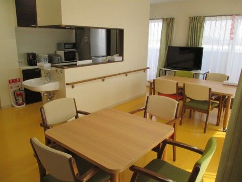 キッチンは対面式になっており、カウンターから食堂が見渡せる。背面には冷蔵庫や電子レンジが置かれており、カウンター横には手洗い器が付いている。