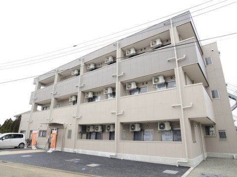 淡い灰色とベージュ色の外観である。出入口まではインターロッキングで道路から速やかにアクセスすることが可能である。