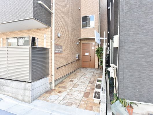 道路から玄関口まで