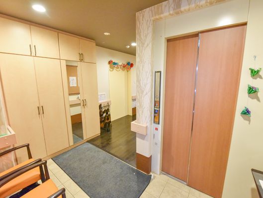 玄関とエレベーター