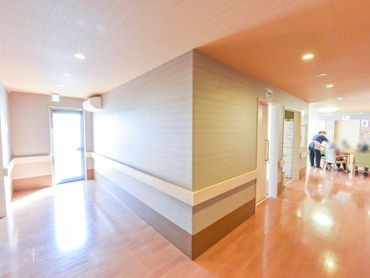 仕切りのないフロアと廊下