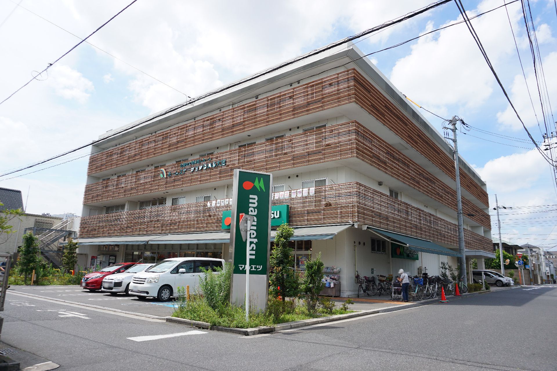立方体に近い形状で独特の色合いをしている施設の外観