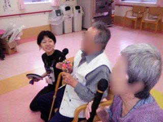 広々としたスペースで、スタッフと一緒に楽しんでいるカラオケ