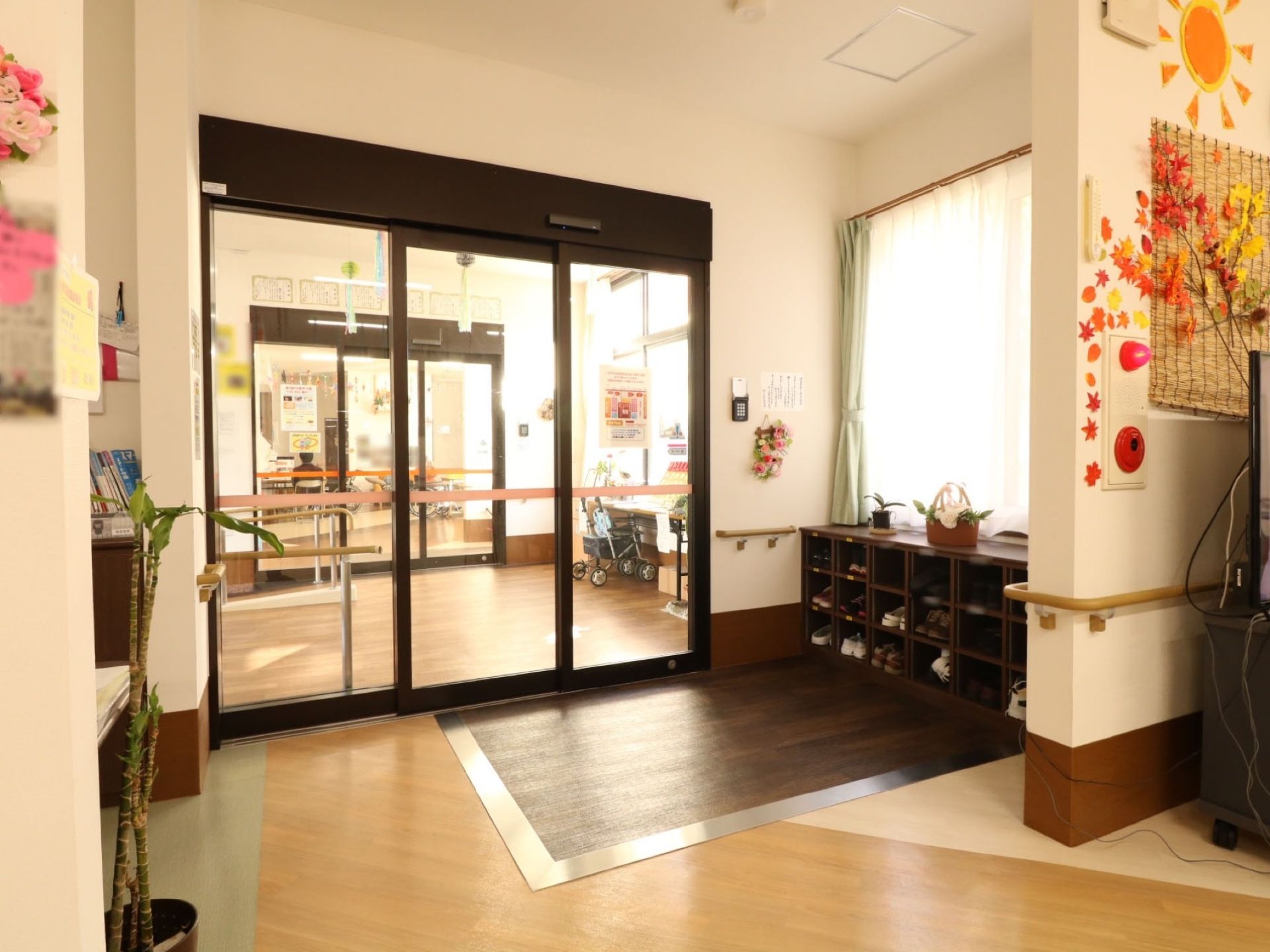 メインのエントランスドアを入ると、更に左右に自動ドアが設置されている。建物を２つに分けて、少人数制で運営を行っている。