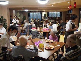 テーブルと椅子が設置された、食事や会話を楽しむことができる共有スペース