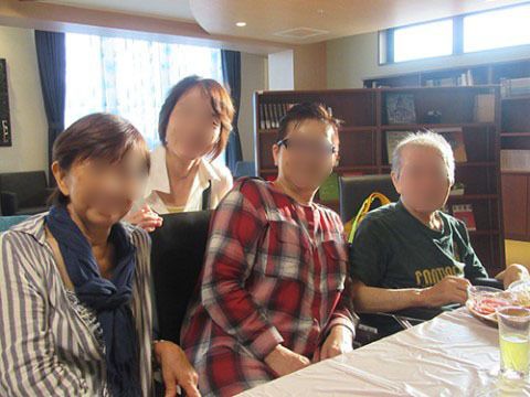 入居者様のご家族が来訪された際の、和やかな団らん風景