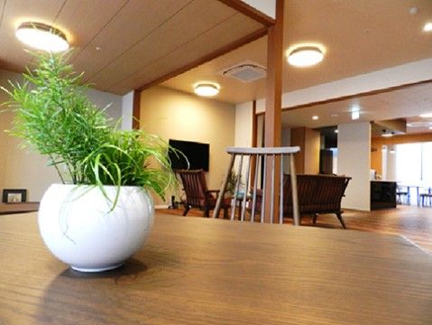 木のテーブルや椅子が多数用意されており、天井や壁が茶色で塗られどことなく和を感じることができるスペースである。