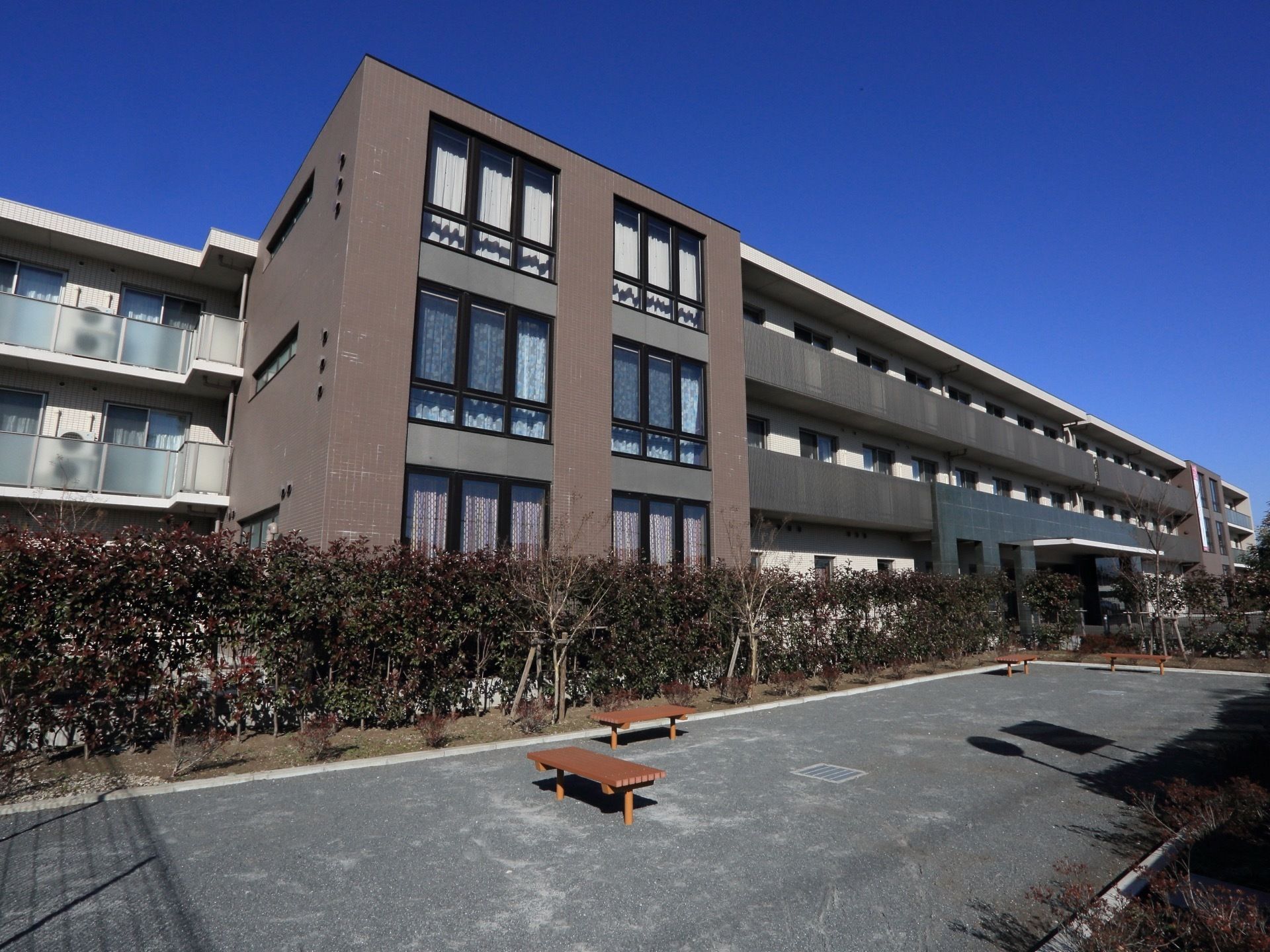 施設は全館バリアフリーなど、設備を充実させている。安全対策として、火災通報装置や煙探知機によるスプリンクラーを完備している。