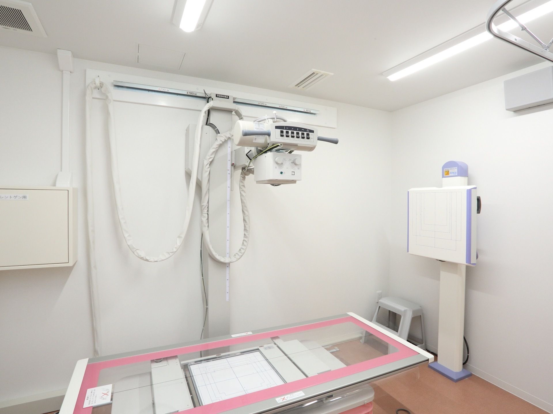レントゲン機器である。併設クリニックで完備されている。移動に困難な入居者様への早急な対応が可能になる。