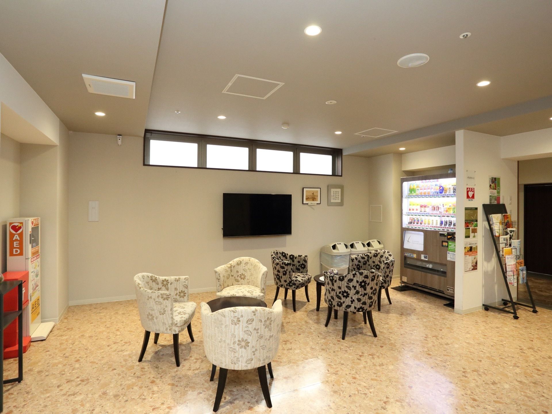 休憩室には、テーブルと椅子が配備されており、テレビや自動販売機も設置されている。自由に利用することができる。