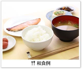 焼き鮭や冷ややっこが付いた和食例