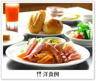 ソーセージとペンネ、サラダとパンの付いた洋食