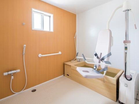 リフトがあり、座ったままの体勢でお湯に浸かることができる浴室