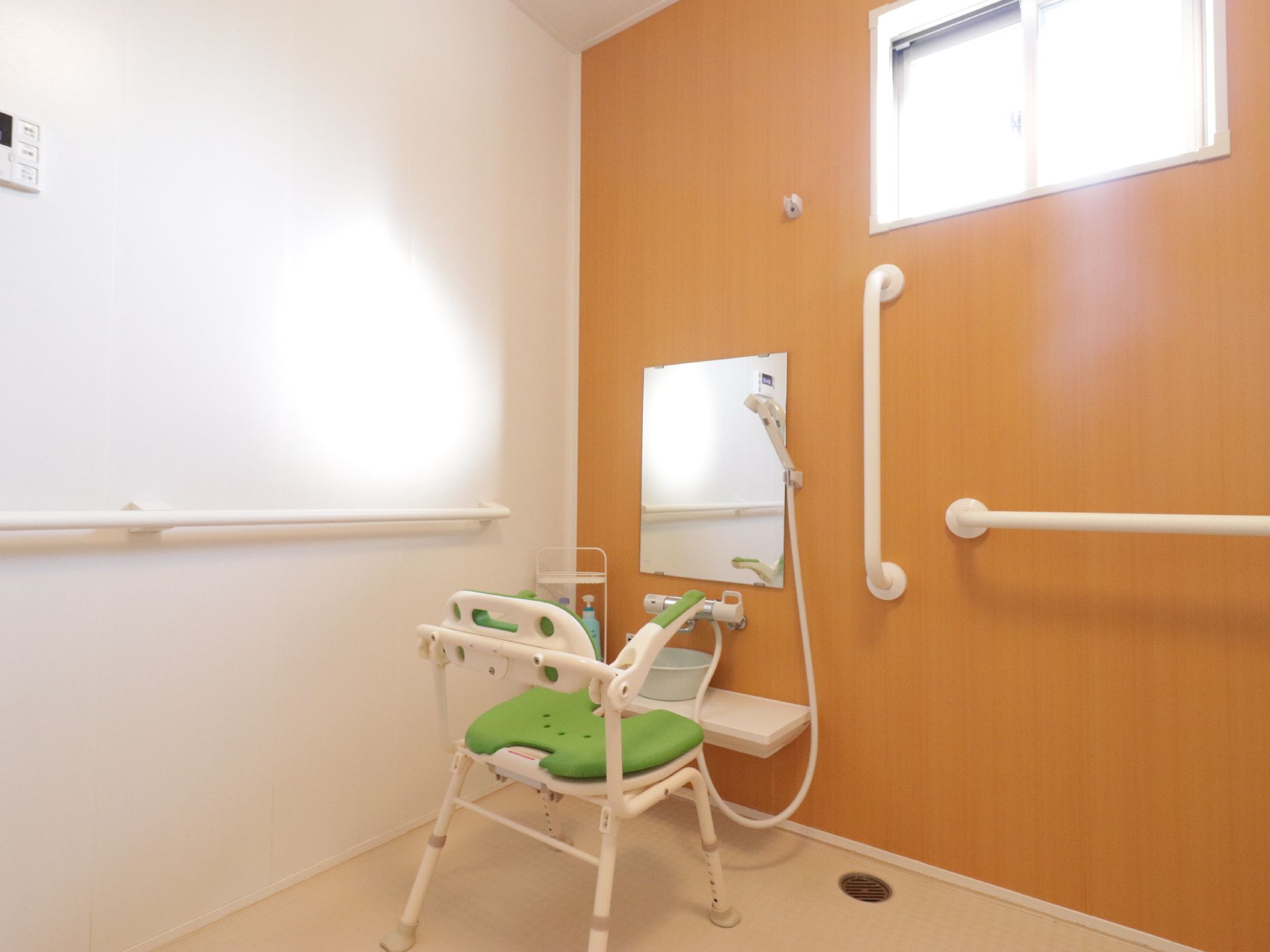 洗い場を広くとった浴室である。介助者が浴室内にいても十分な広さがある。どこの壁にも手すりが設置されている。