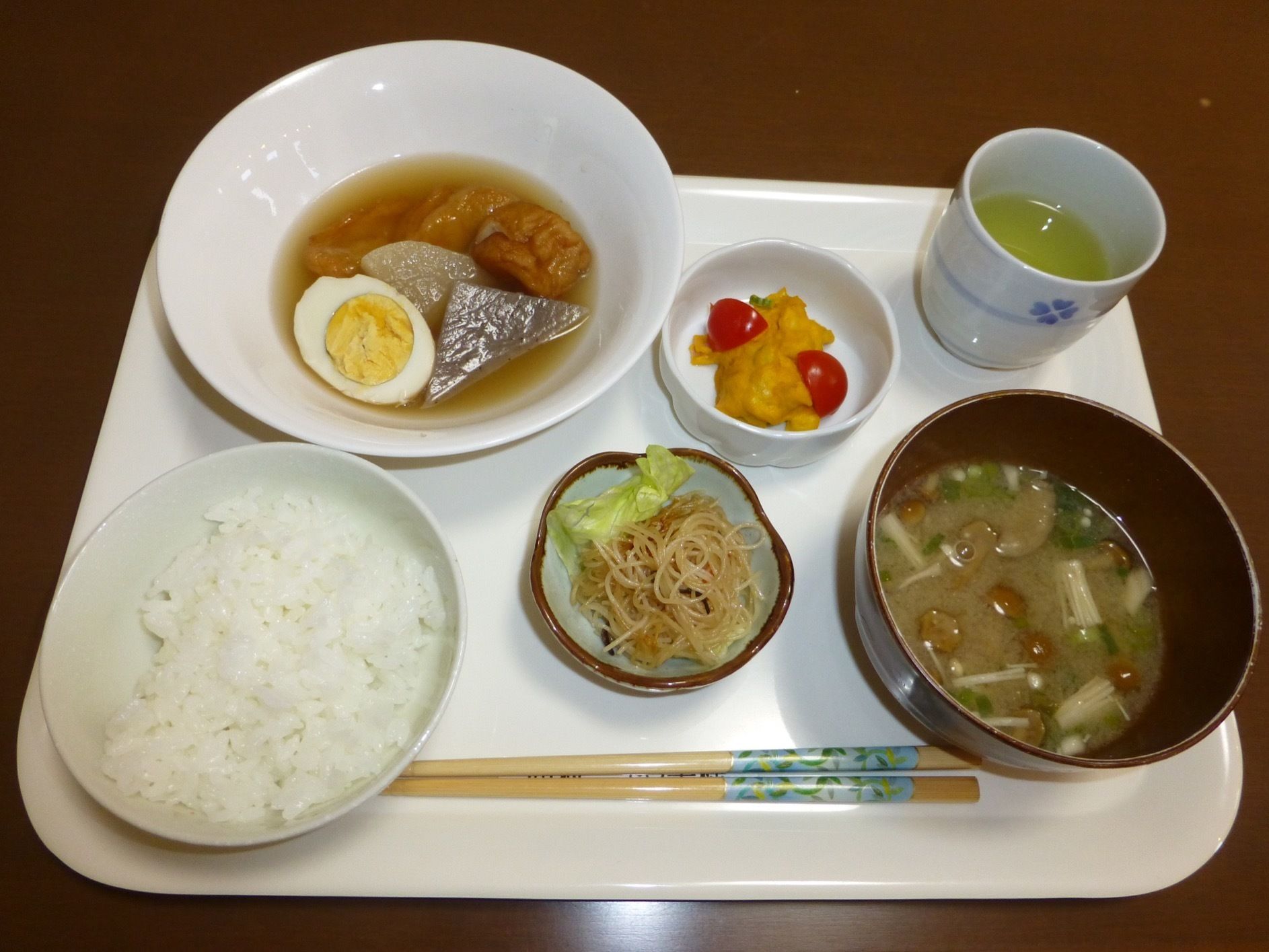 トレーにのせられた一人分の食事である。おでんやサラダ、副菜、そしてたっぷりの味噌汁がついており、見た目にも鮮やか。