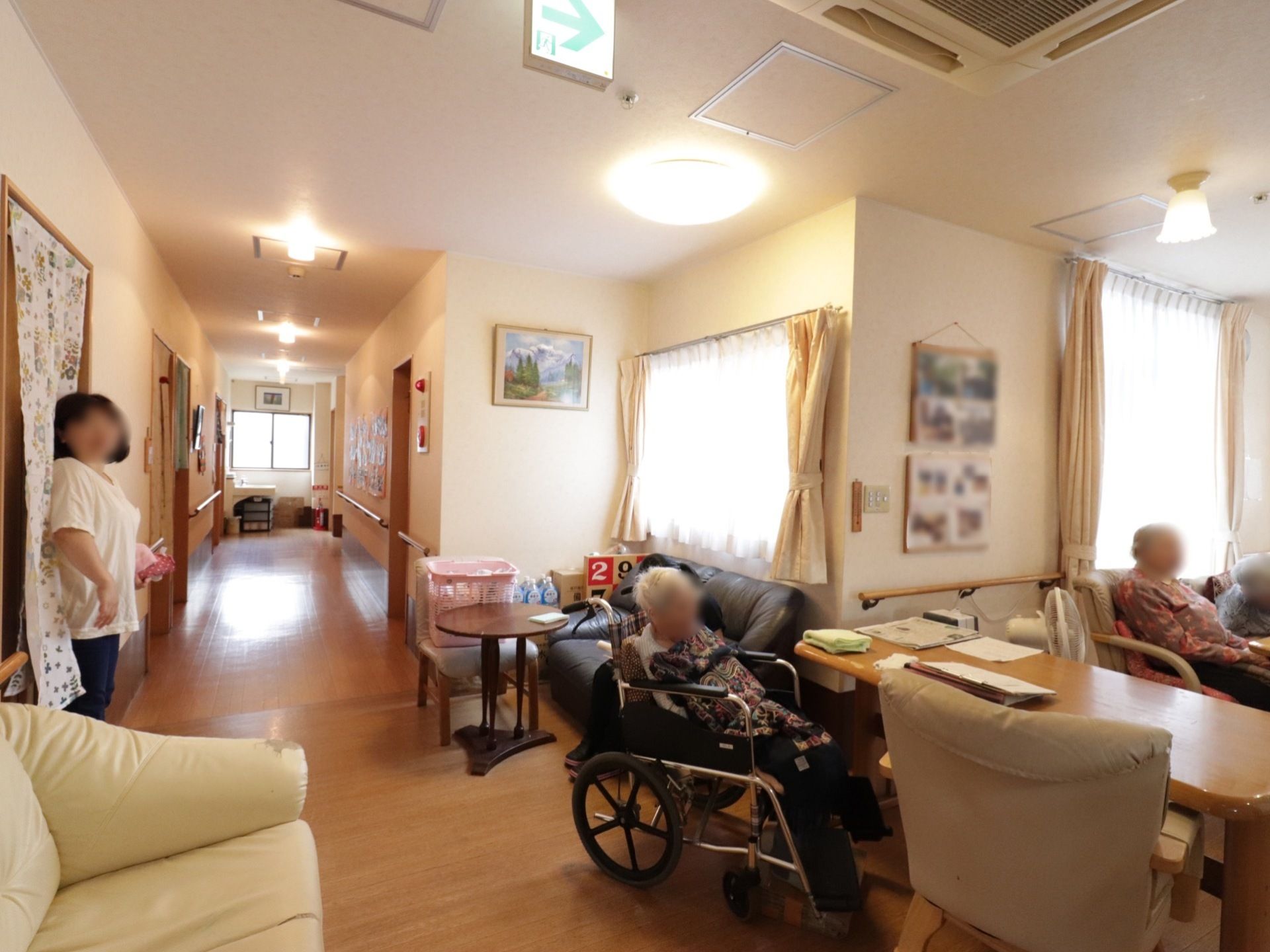 廊下に続いている広々とした共有スペースである。段差がなく、車椅子をご利用の方も安全に移動することができる。
