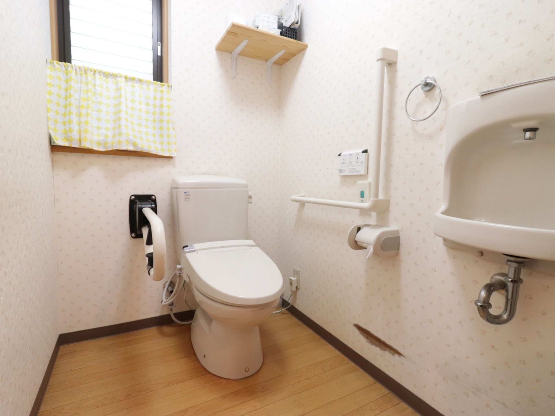窓がある明るく広いトイレである。呼び出しボタンがあり、いざという時もすぐにスタッフに連絡することができる。