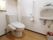 温水洗浄便座になっているトイレを設置している。壁には呼び出しボタンが取りつけられており、いざという時も安心である。