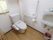 清潔感のある明るいトイレである。独立した洗面台を設置しており、手をしっかりと洗うことができる。温水洗浄便座になっており快適である。