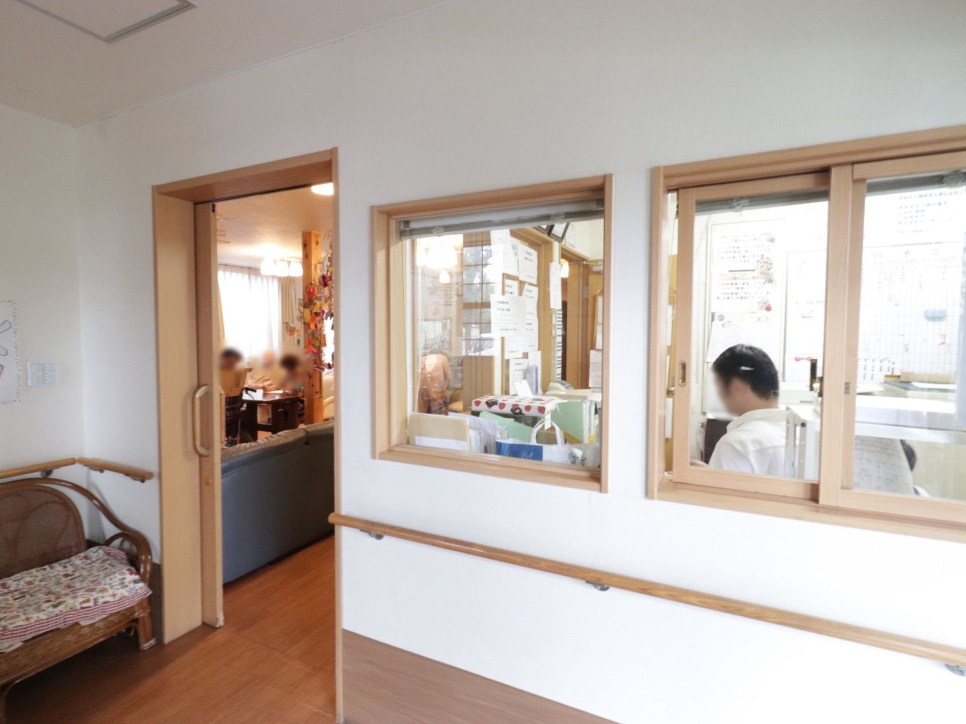廊下の壁には手すりを設置しており、体を支えながら移動することができる。スライド式の扉があり、安全に開閉することができる。