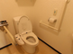 介護施設の廊下とトイレの内部