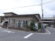 静かな住宅街の交差点の眺め