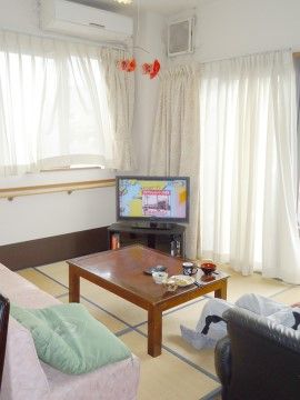 テレビを楽しみながら足を伸ばしてくつろぐことができる和室